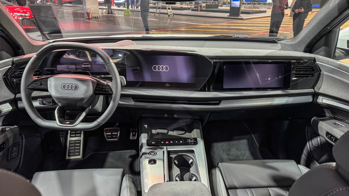New Audi Q7 Panoramic Dashboard Display