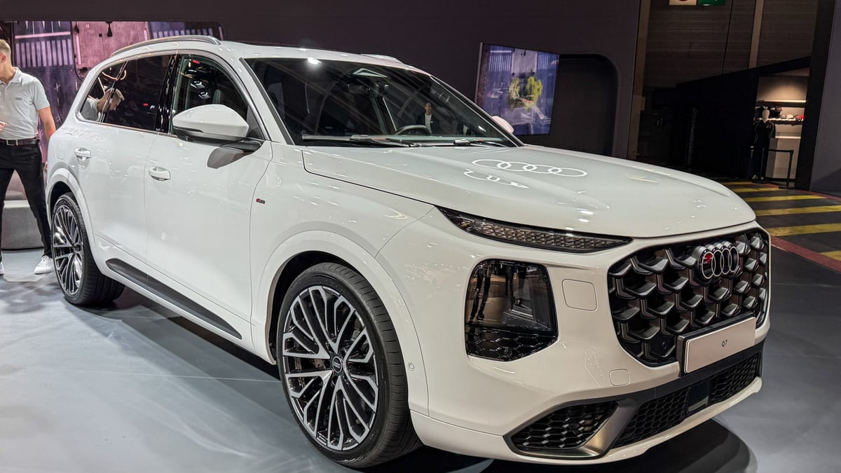 New Audi Q7 Front Three-Quarter View