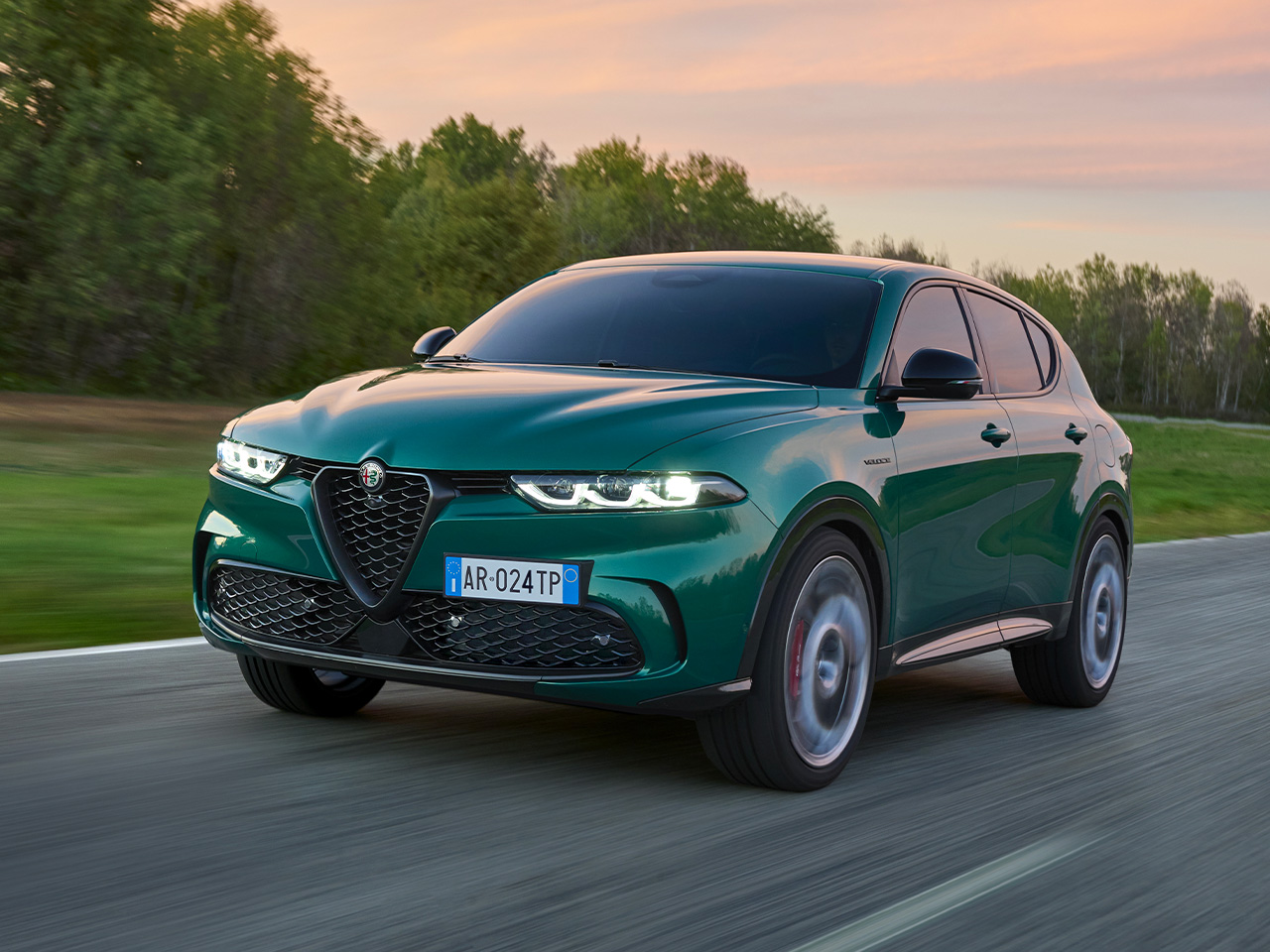 2025 Alfa Romeo Tonale Plug-in Hybrid — Exterior Design, Charging Port & Battery Specs 12