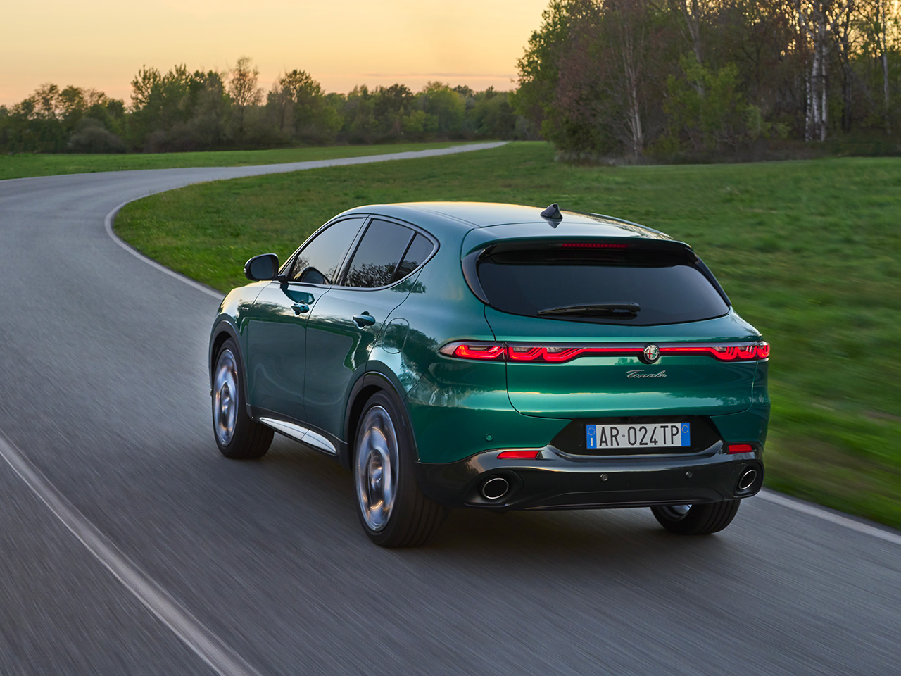 2025 Alfa Romeo Tonale Plug-in Hybrid — Exterior Design, Charging Port & Battery Specs 13