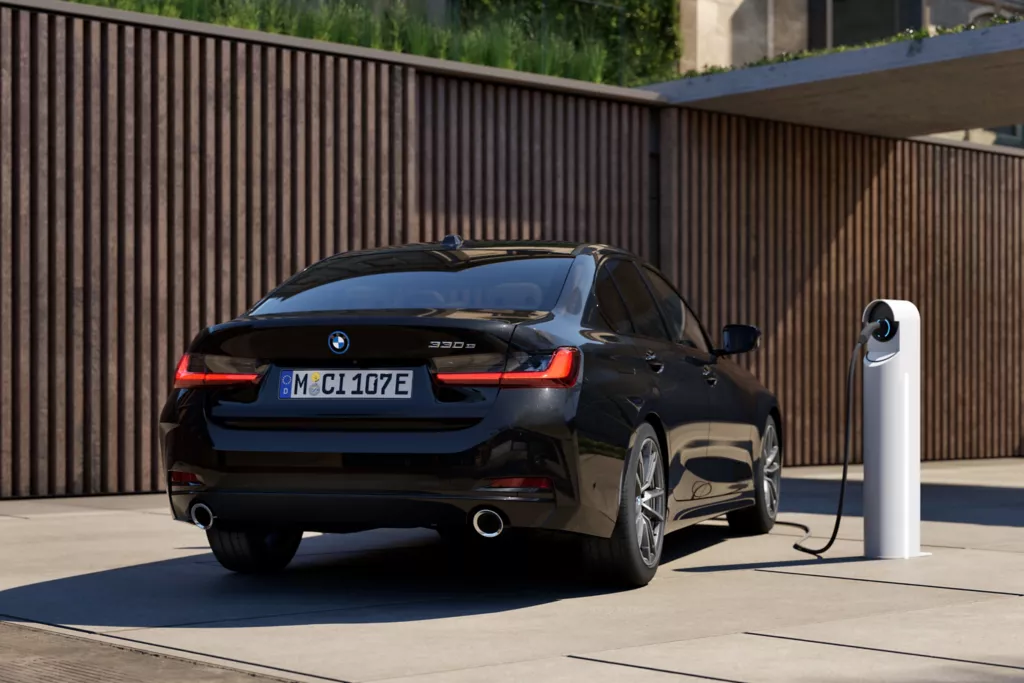 2025 BMW 3 Series Sedan Plug-in Hybrid — Exterior Design, Charging Port & Battery Specs 14