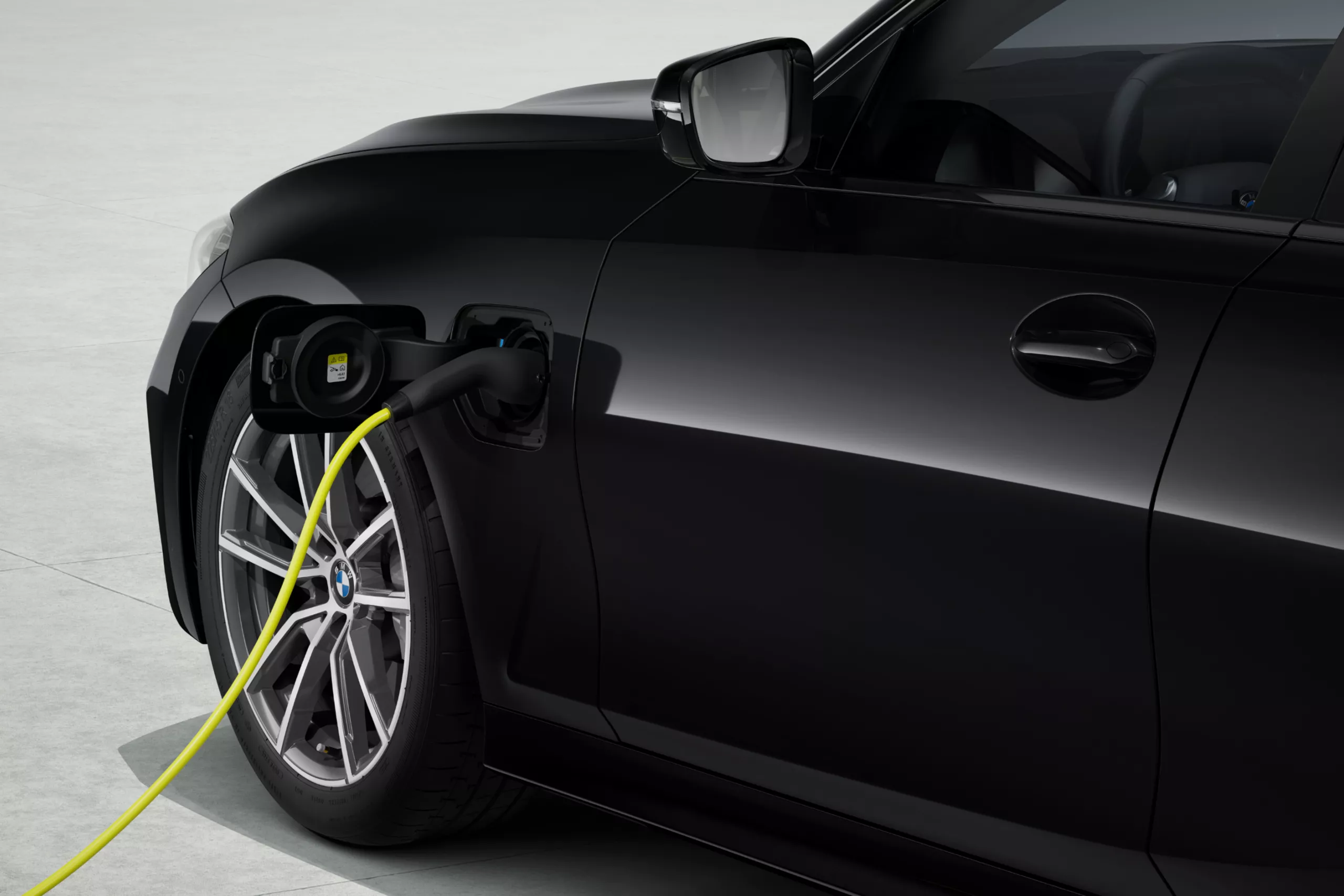 2025 BMW 3 Series Sedan Plug-in Hybrid — Exterior Design, Charging Port & Battery Specs 16