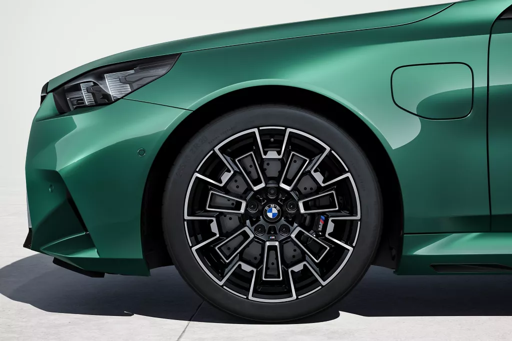2025 BMW M5 Touring Plug-in Hybrid — Exterior Design, Charging Port & Battery Specs 2