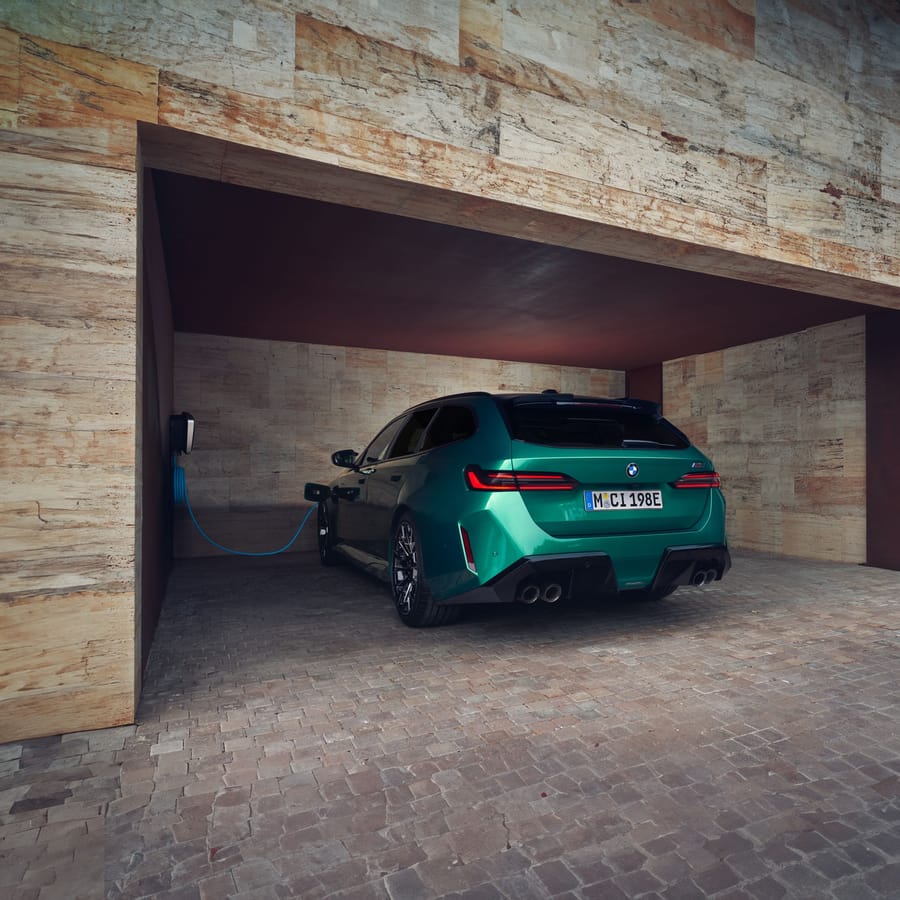 2025 BMW M5 Touring Plug-in Hybrid — Exterior Design, Charging Port & Battery Specs 18