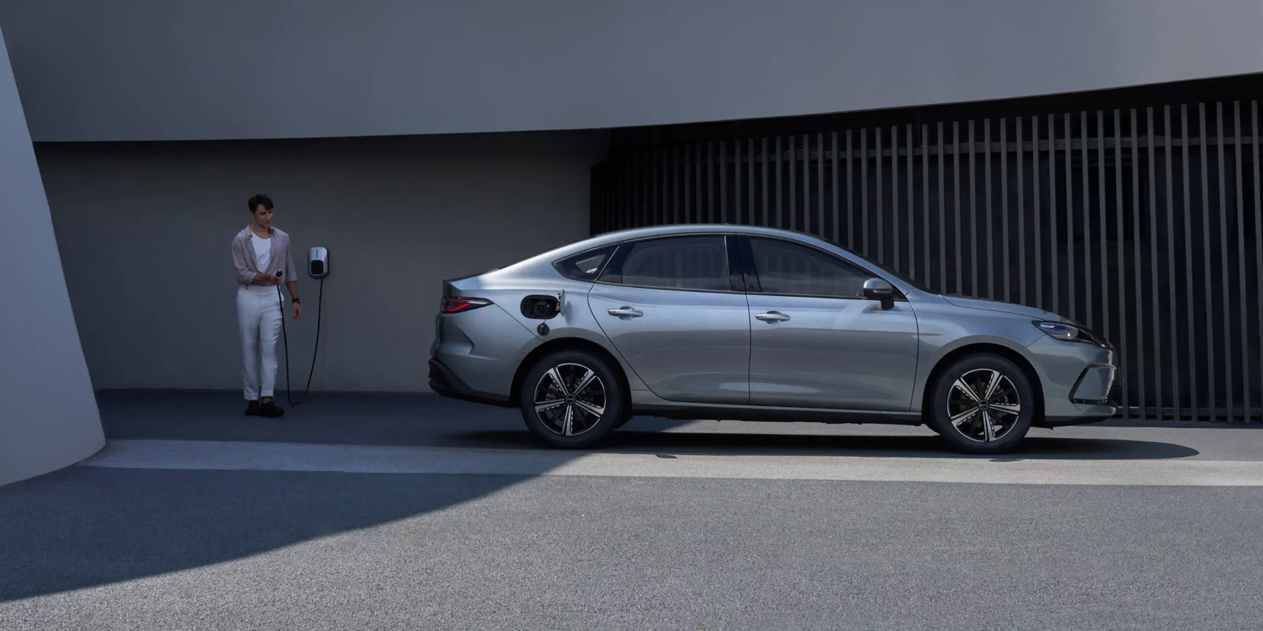 2023 BYD Seal 5 DM-i Plug-in Hybrid — Exterior Design, Charging Port & Battery Specs 3