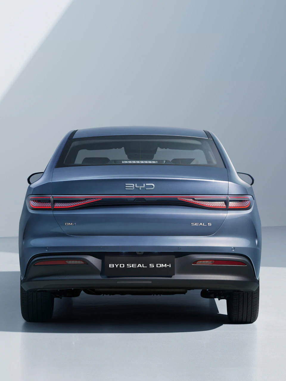 2023 BYD Seal 5 DM-i Plug-in Hybrid — Exterior Design, Charging Port & Battery Specs 9