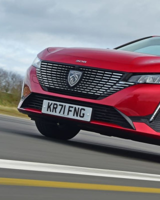 2025 Peugeot 308 SW Plug-in Hybrid — Exterior Design, Charging Port & Battery Specs 4