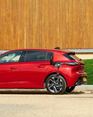 2025 Peugeot 308 SW Plug-in Hybrid — Exterior Design, Charging Port & Battery Specs 6